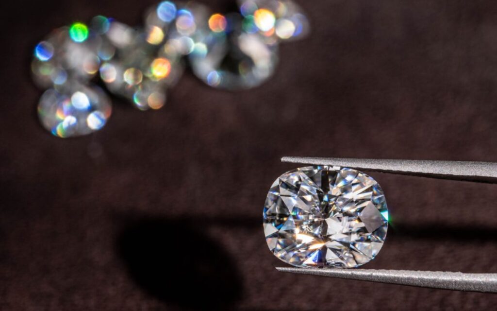 Một viên kim cương 4 carat nặng 0.8 gram