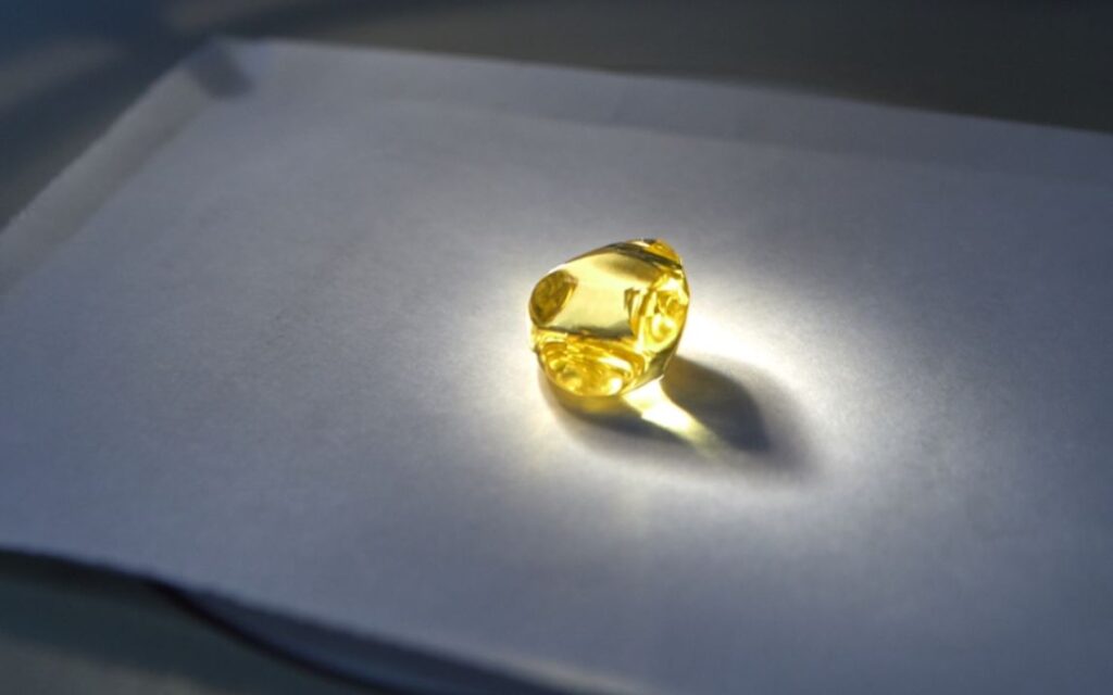 Kim cương fancy màu vàng