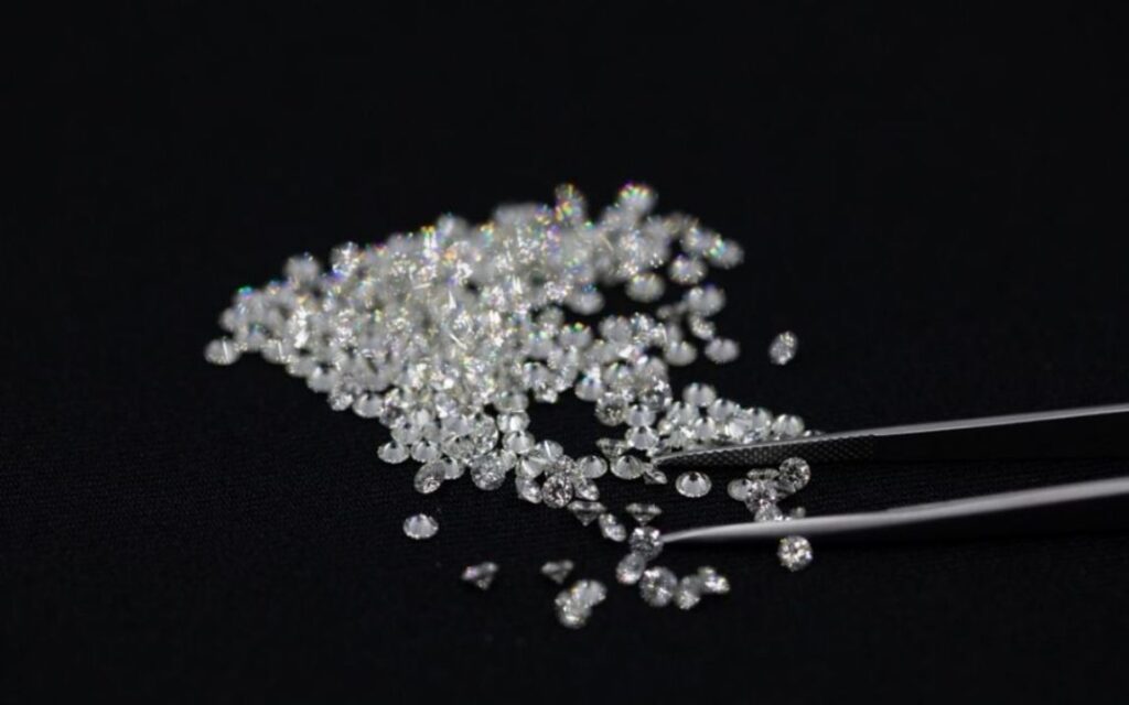 Giá kim cương tấm 1 ly phụ thuộc vào giác cắt, màu sắc và số lượng mua