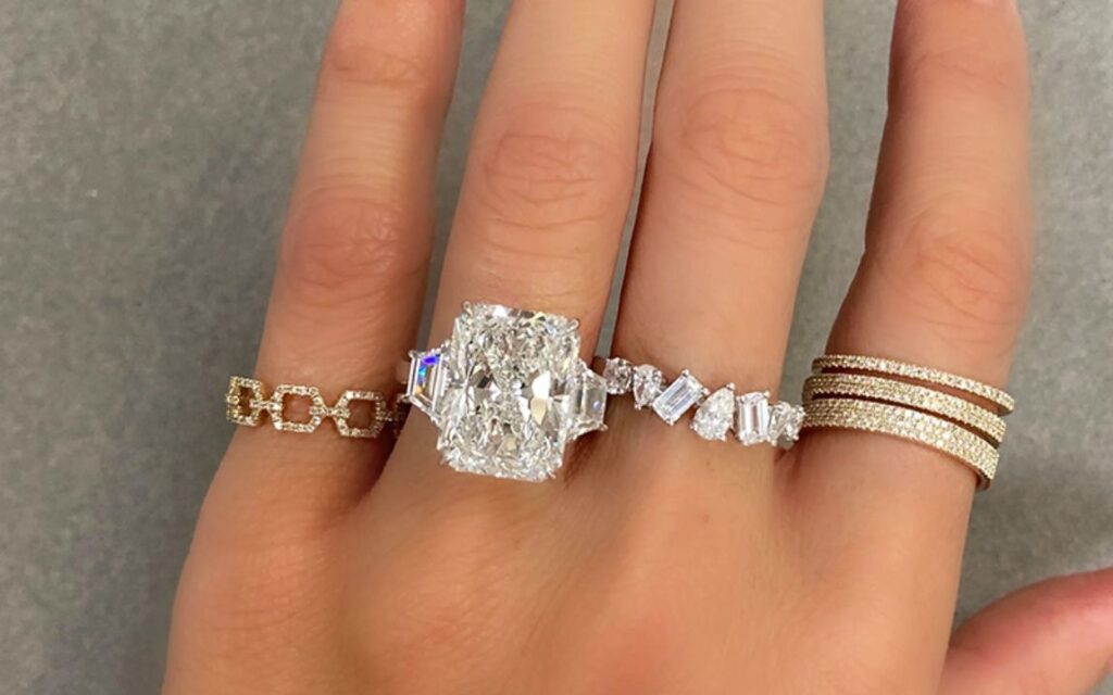 Cần chọn viên kim cương 10 carat tối thiểu VS1 hoặc VVS để đảm bảo viên kim cương "Eye-Clean"