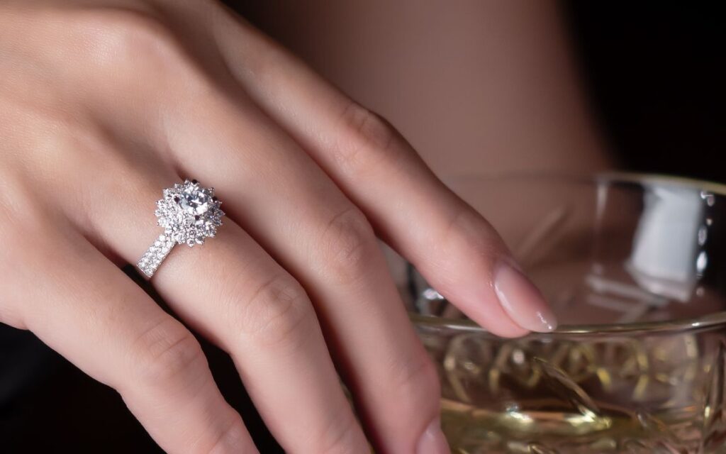 Kim cương 10 ly tượng trưng cho đẳng cấp, quyền uy và may mắn cho người sở hữu.