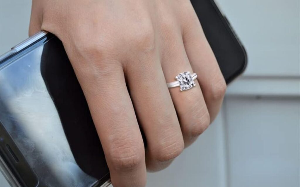 Giá trị của kim cương 3 carat được quyết định gần như hoàn toàn bởi sự kết hợp của 4C