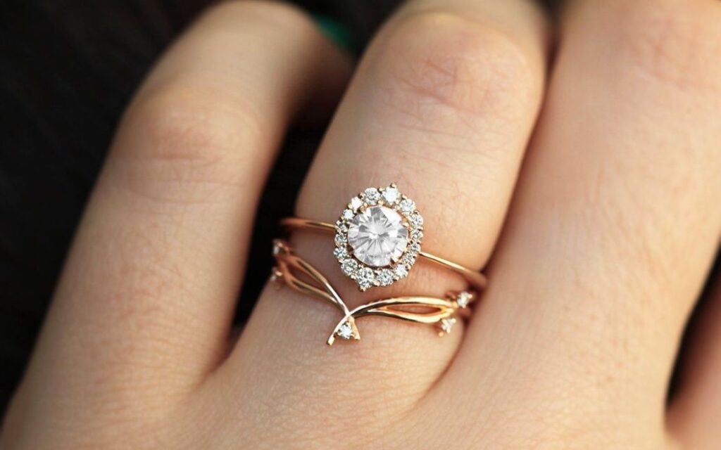 Kim cương lab-grown 5 carat thường có giá thấp hơn kim cương tự nhiên cùng 4C khoảng 60 - 80%