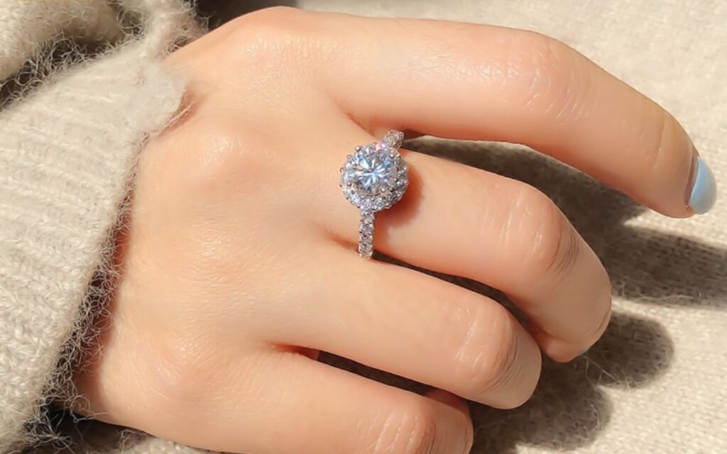 Kim cương tròn 9 ly (9 mm) thường có trọng lượng khoảng 2,75 - 3,0 carat