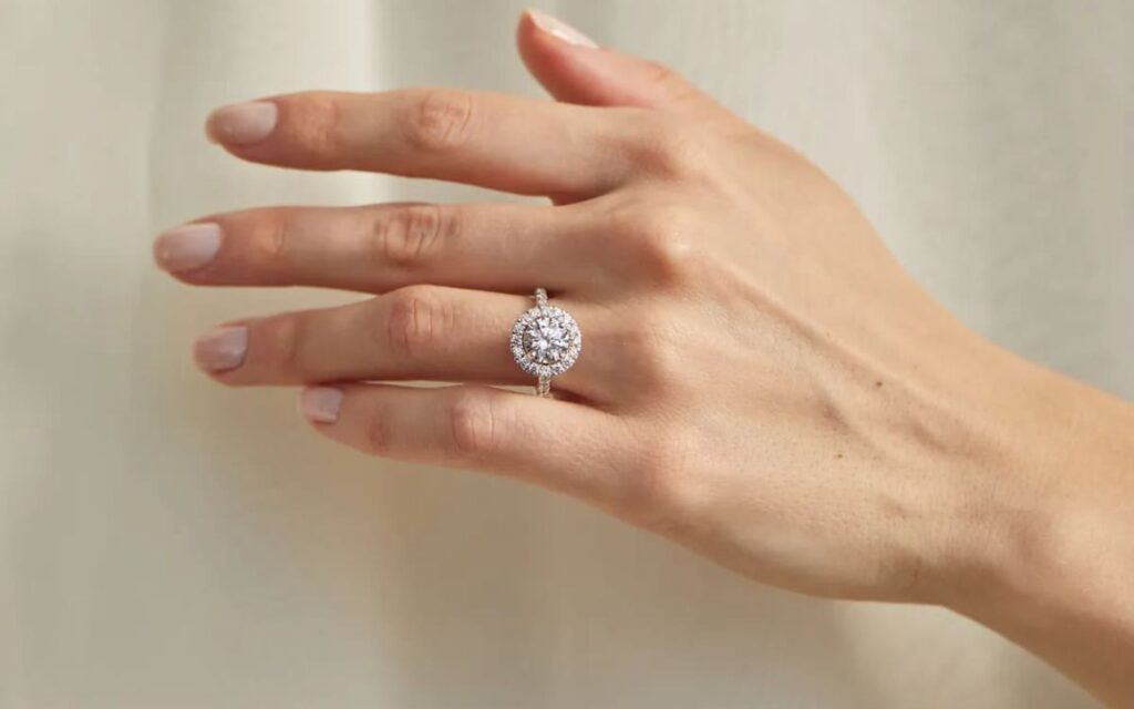 Giác cắt Excellent/Ideal giúp kim cương 9 ly đạt trọng lượng chuẩn khoảng 2,75 - 3,0 ct và phát huy tối đa độ rực lửa