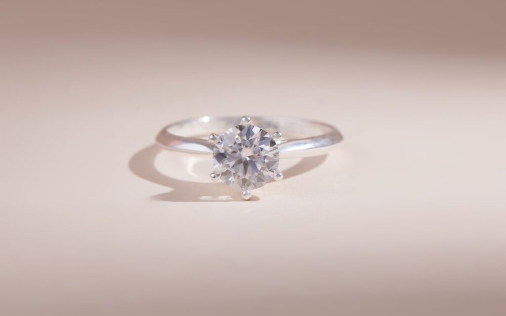 Số 9 (Cửu) tượng trưng cho vĩnh cửu và may mắn, nên kim cương 9 ly rất được ưa chuộng làm viên chủ trang sức cao cấp