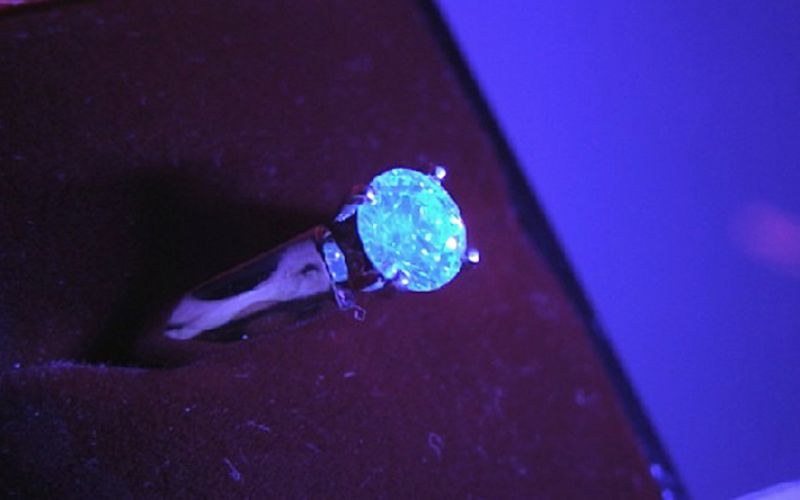 Chỉ nên chọn nước D có mức huỳnh quang None hoặc Faint