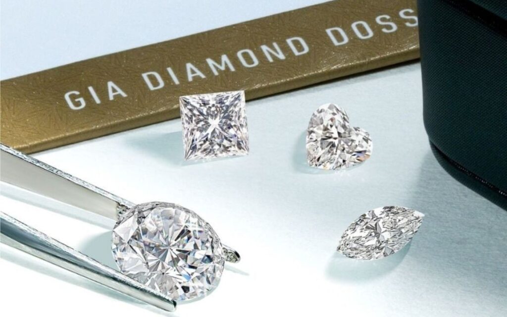 Huỳnh quang là khả năng viên kim cương phát sáng dưới tia cực tím (UV)