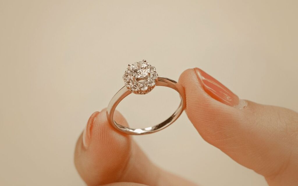 Một viên kim cương 4.5 ly có giác cắt Excellent sẽ có giá cao hơn đáng kể so với giác cắt Good,