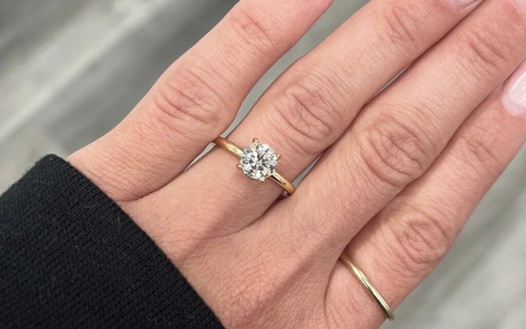 Huỳnh quang ảnh hưởng đến giá kim cương 4.5 ly một cách phức tạp