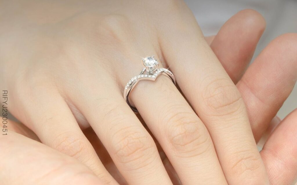 Để chọn được viên kim cương 4.5ly ưng ý bạn cần nắm rõ các tiêu chuẩn 4Cs của GIA