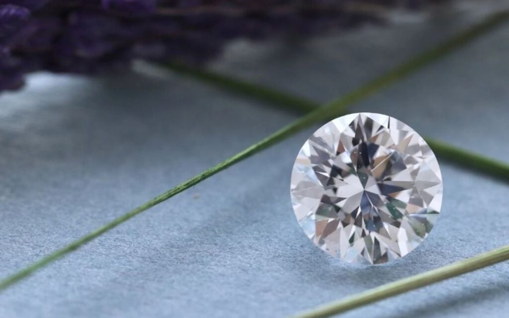 Kim cương 4 ly được xem là kích thước lý tưởng vì vừa đẹp mắt vừa có mức giá hợp lý.