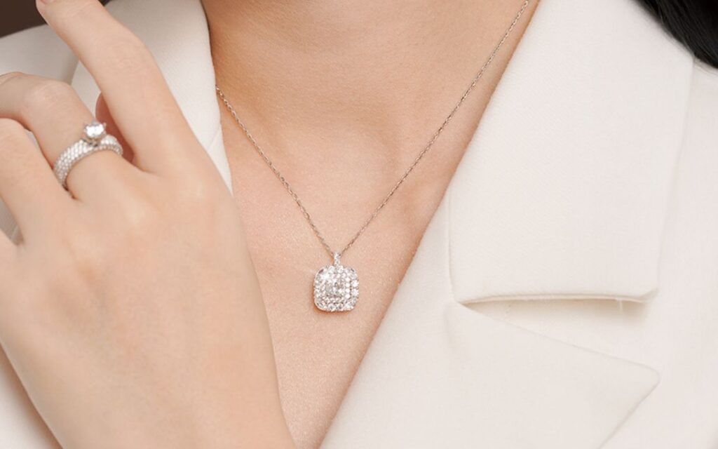 Nếu thiết kế vỏ quá cầu kỳ, viên chủ 4 ly có thể bị lu mờ