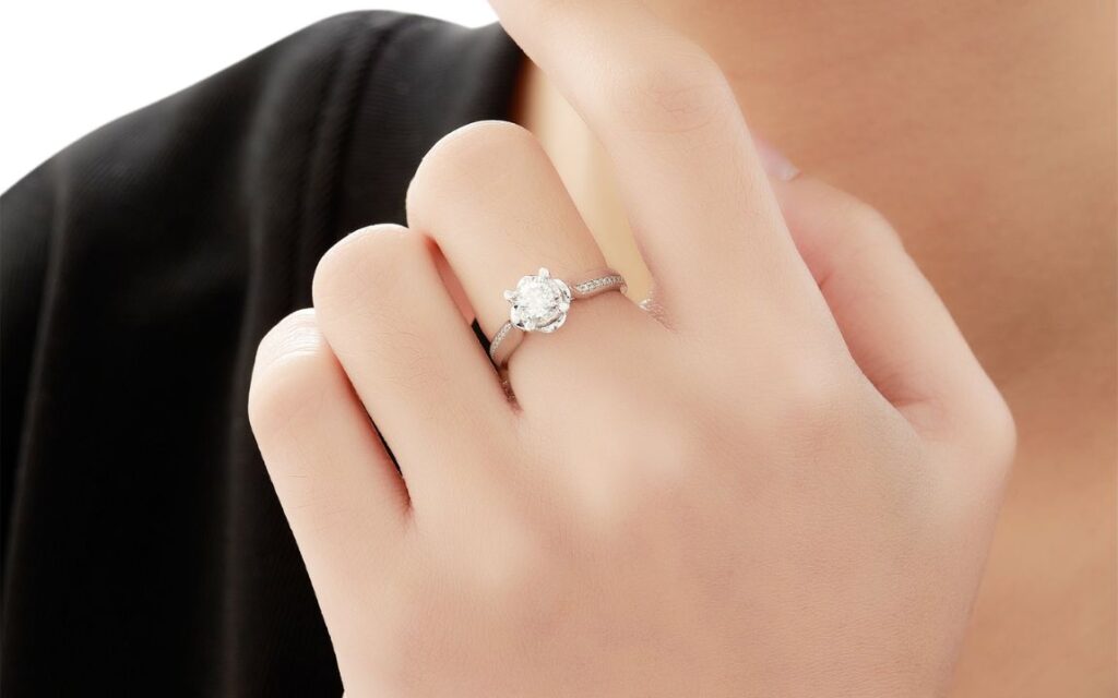 Cần đến kiểm tra trực tiếp kim cương viên 4ly để đảm bảo mua đúng viên kim cương 4 ly chất lượng