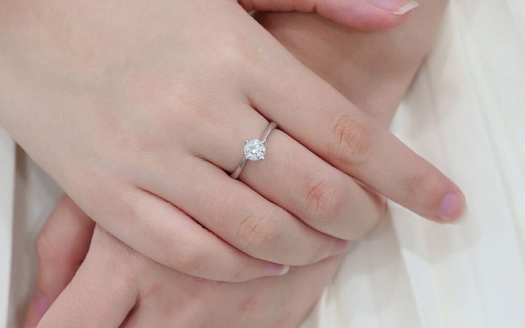 Bạn cần cân đối ngân sách và nhu cầu trước khi mua kim cương tự nhiên 4ly