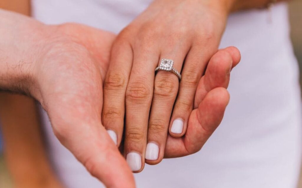 một viên kim cương 6 ly có nghĩa là nó sở hữu đường kính bề mặt xấp xỉ 6.0mm