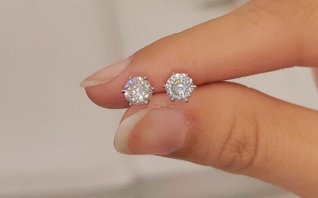 Bông tai nụ (stud earrings) với hai viên kim cương 6 ly