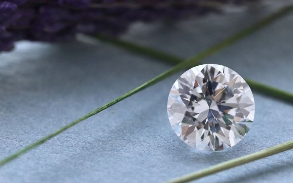Kim cương 6ly8 (đường kính 6.8mm) thường tương đương với trọng lượng khoảng 1.50 carat