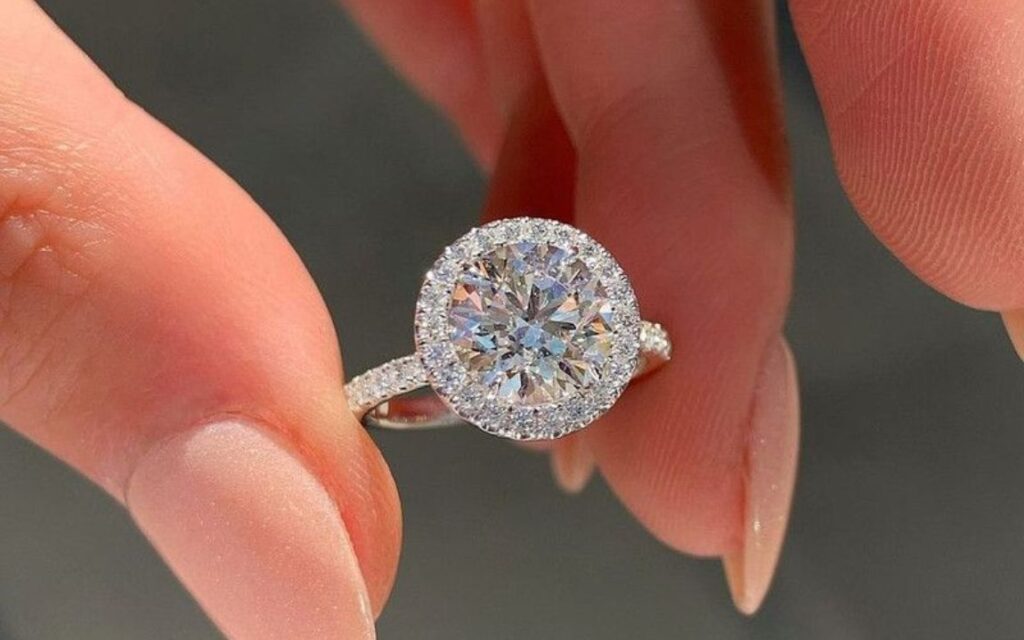 Một giác cắt xuất sắc sẽ tối ưu hóa độ sáng (brilliance), ánh lửa (fire) và độ lấp lánh (scintillation), khiến viên đá trở nên rực rỡ và sống động.