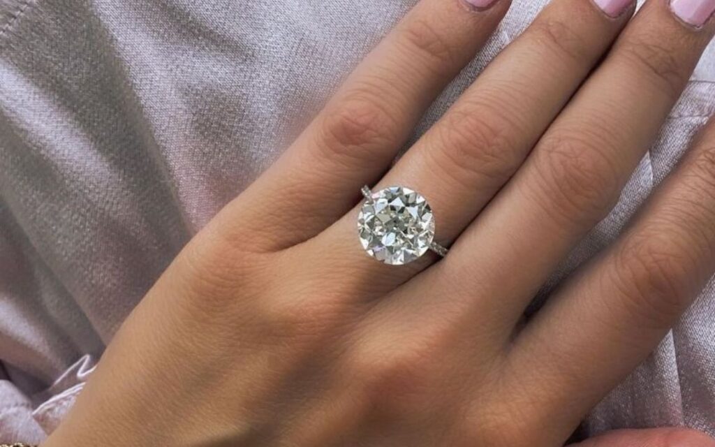 Việc lựa chọn một nhà cung cấp uy tín là yếu tố then chốt để đảm bảo bạn nhận được viên kim cương 8 ly xứng đáng với giá trị đầu tư.