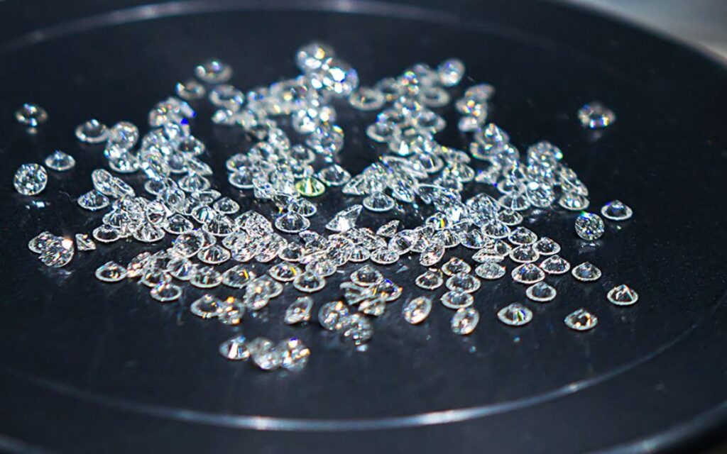 Kim cương tấm (melee diamond) là những viên kim cương tự nhiên có kích thước nhỏ, thường dưới 0.2 carat