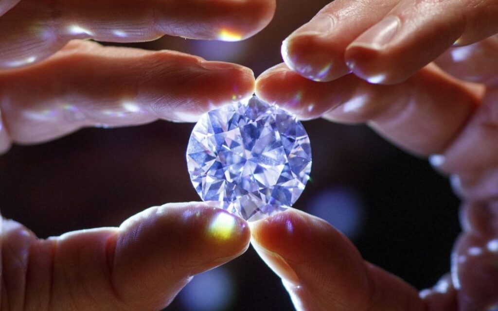 Kim cương là kênh đầu tư giá trị nhờ tính khan hiếm, khả năng giữ giá và xu hướng tăng trưởng ổn định trong dài hạn.