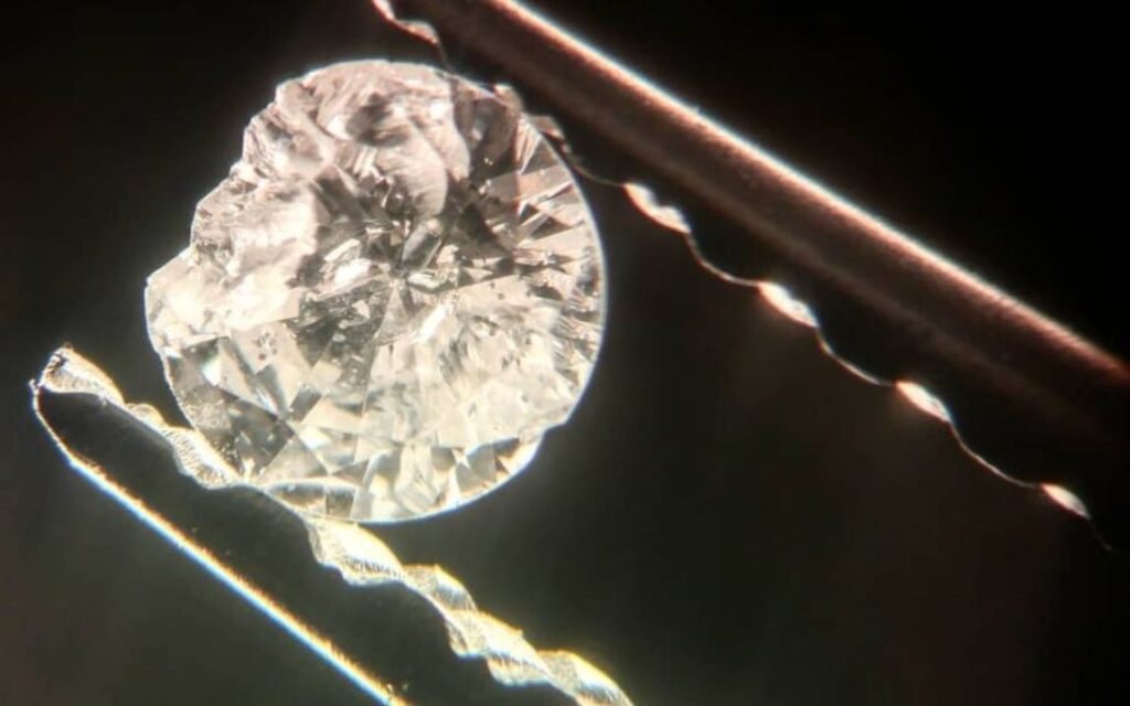 Kim cương bị sứt mẻ