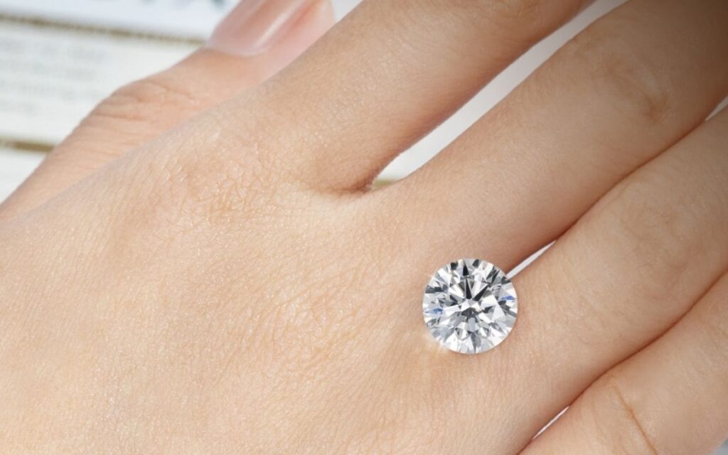 Kim cương 3 ly 2 là kích thước cân bằng giữa độ lấp lánh và giá, phù hợp trang sức hằng ngày