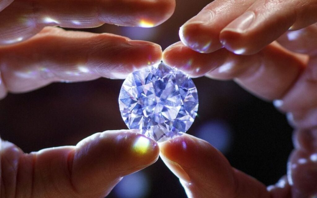 Kiểm định kim cương giúp tránh mua phải kim cương giả, kim cương nhân tạo hoặc kim cương đã qua xử lý.