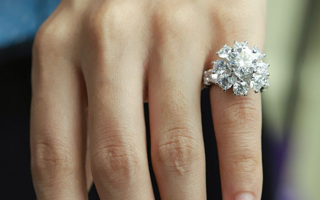 Kim cương 9 ly (9mm) thường nặng khoảng 2.80 - 3.00 carat