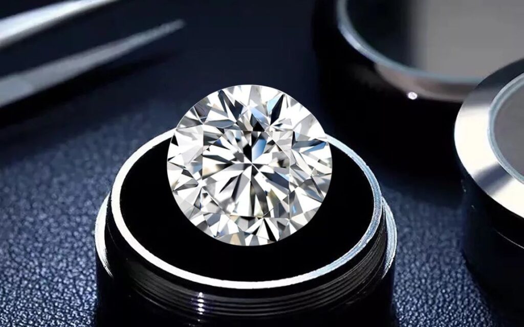 Kim cương nuôi cấy là kim cương thật, được tạo ra trong phòng thí nghiệm bằng cách tái tạo điều kiện nhiệt độ và áp suất cực lớn giống như trong lòng đất