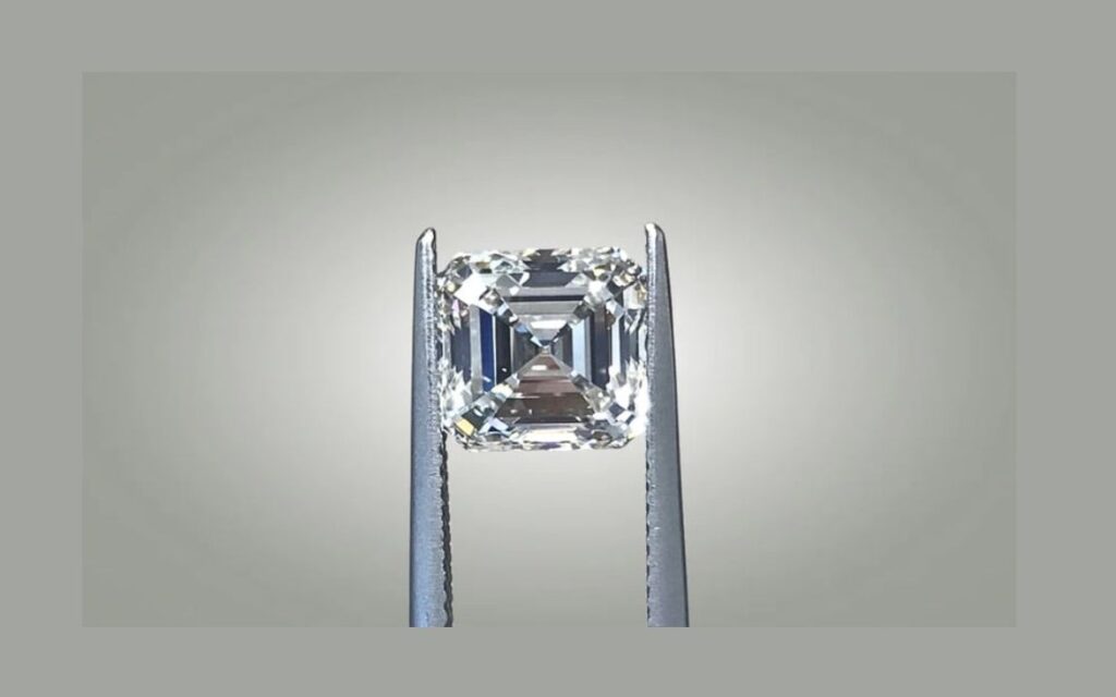 Kỹ thuật chẻ (cleavage) tách kim cương theo mặt phẳng tinh thể tự nhiên, giúp chia viên thô và loại bỏ tì vết để tối ưu giá trị.