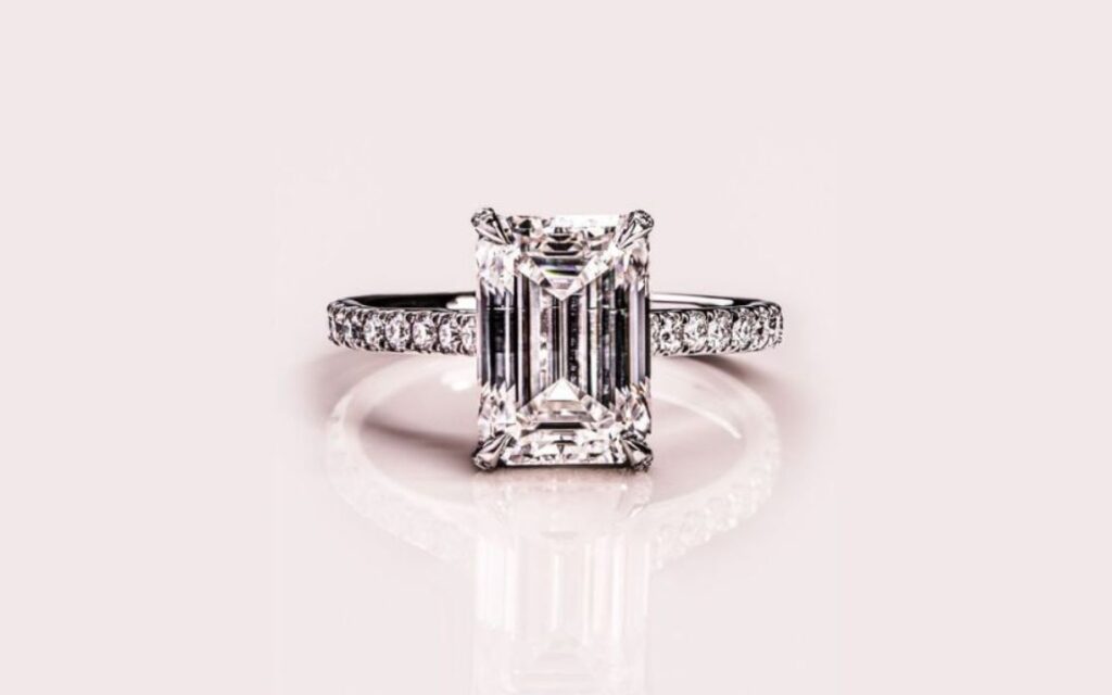 Kim cương Emerald là loại kim cương sử dụng kỹ thuật cắt bậc (step-cut), đặc trưng bởi hình dáng chữ nhật với các mặt cắt xếp song song tinh tế