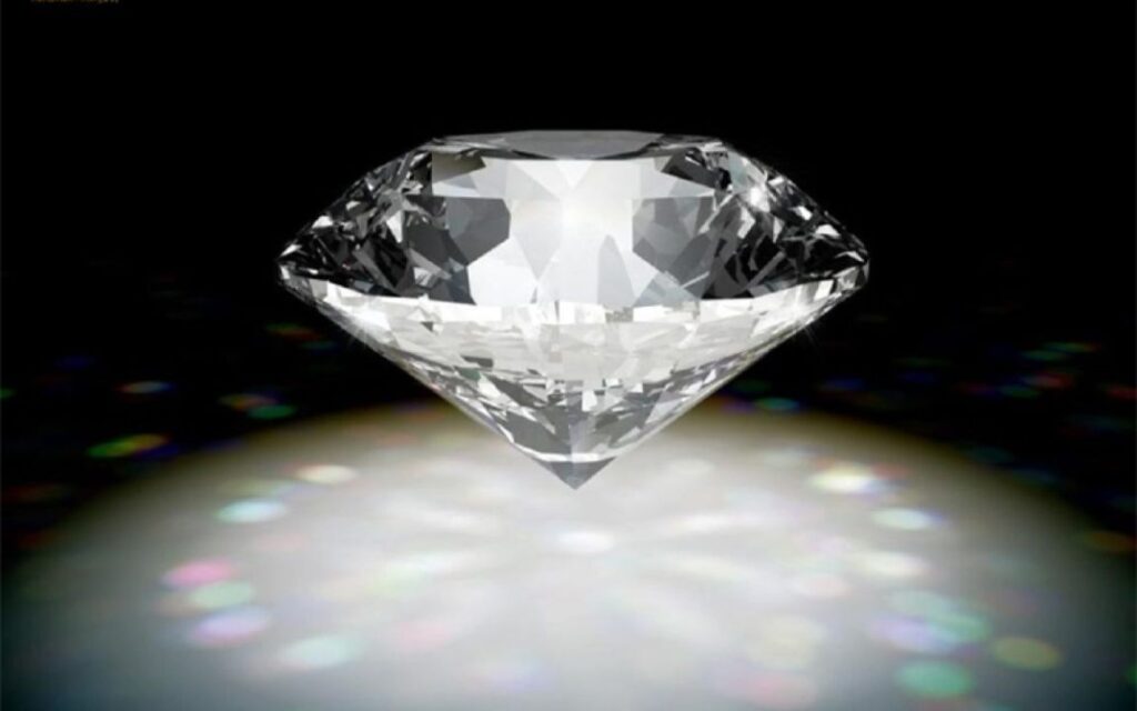 Kim cương không tự phát sáng mà chỉ thu nhận, khúc xạ và phản xạ ánh sáng từ môi trường, tạo nên vẻ lấp lánh đặc trưng.