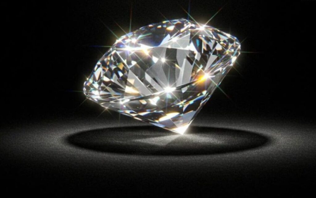 Brilliance là lượng ánh sáng trắng phản xạ từ kim cương trở lại mắt người, giúp viên đá trông rực rỡ và sống động.