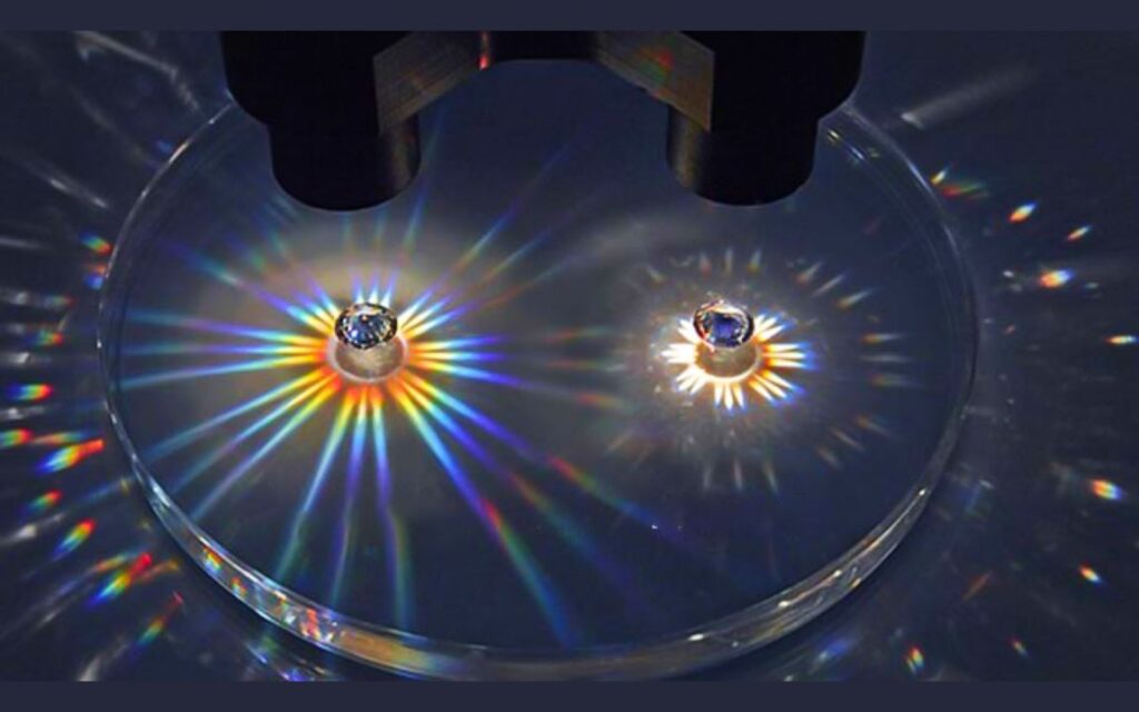 Fire là hiện tượng kim cương tán sắc ánh sáng trắng thành các màu cầu vồng khi xoay viên đá, tạo nên những tia sáng đa sắc đặc trưng.