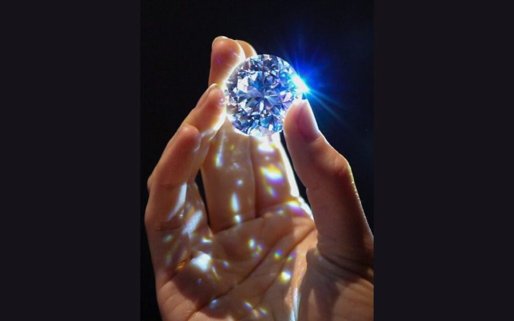 Kim cương có phát quang trong bóng tối không