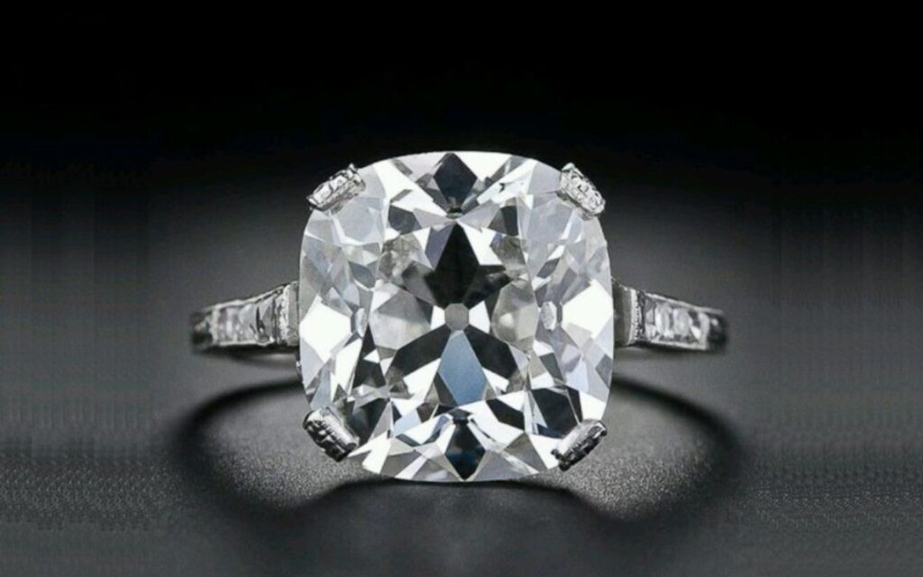 Kim cương Cushion là giác cắt vuông hoặc chữ nhật với bốn góc bo tròn, tạo hình dáng giống chiếc gối