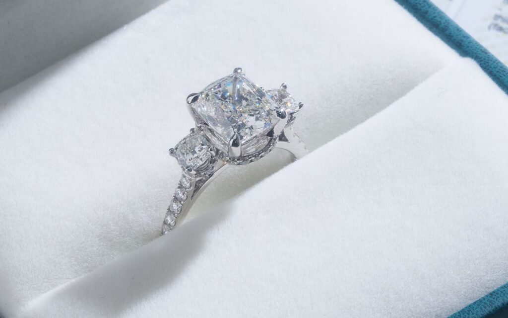 Viên kim cương Cushion nước D