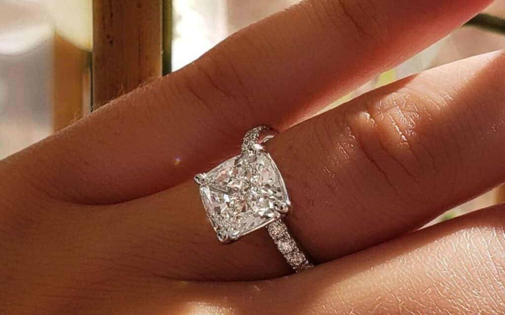 Nhẫn kim cương Cushion