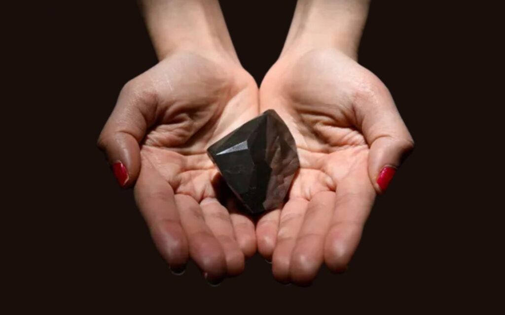 Kim cương đen hình thành như kim cương trắng ở độ sâu lớn, nhưng có thêm tạp chất graphit trong quá trình kết tinh.