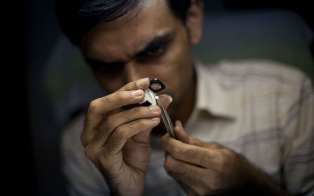 Độ bền cao khiến kim cương đen khó cắt mài, cần kỹ thuật cao