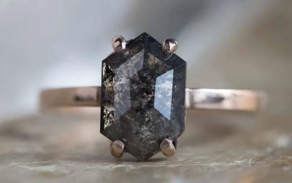 Kim cương đen tự nhiên (Carbonado): hiếm, màu không đều, bề mặt có lỗ nhỏ