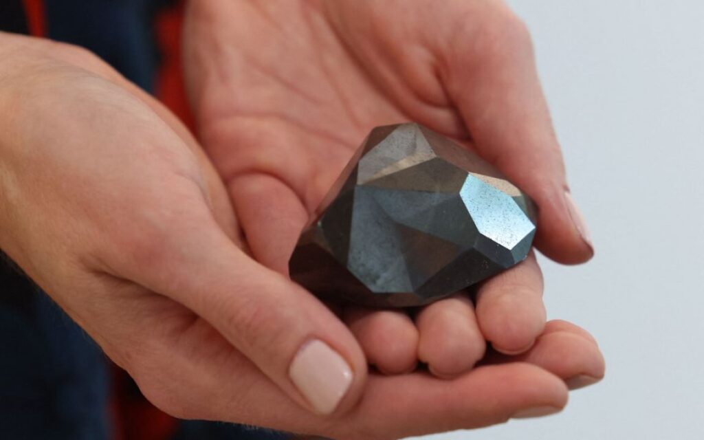 Kim cương đen tượng trưng cho sức mạnh, bí ẩn và tình yêu bền vững.