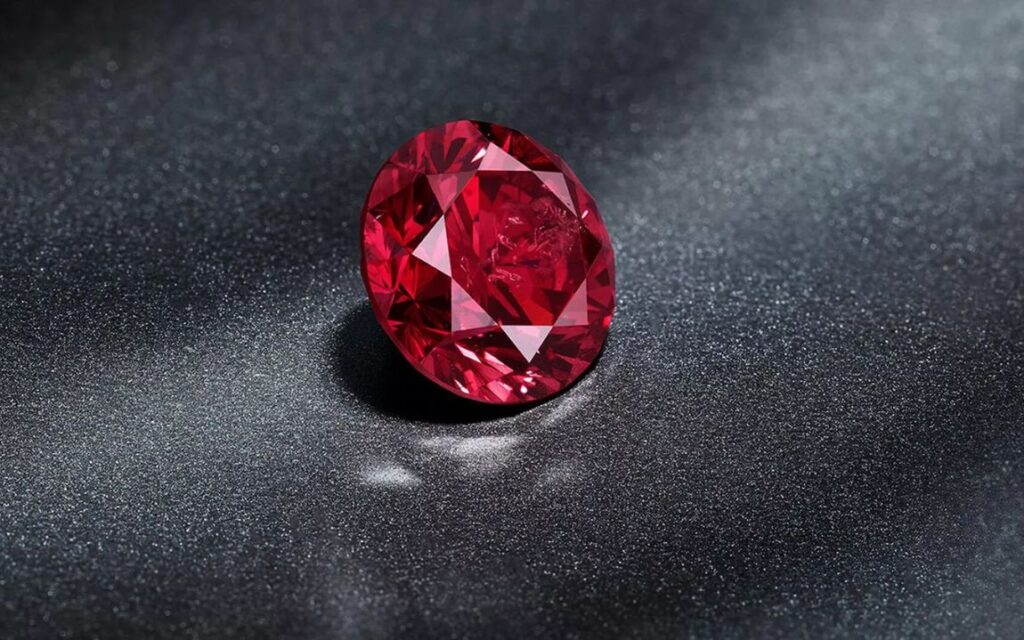 Kim cương đỏ cực hiếm, chỉ khoảng 20–30 viên trên 0.5 carat được ghi nhận.