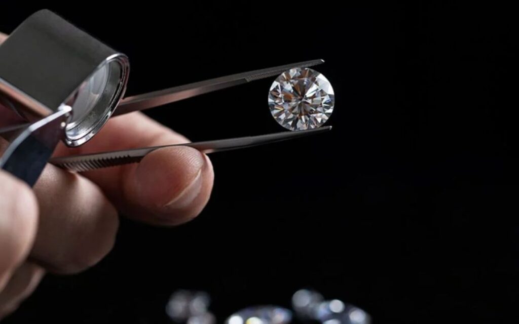 Kim cương GIA là những viên kim cương tự nhiên đã được kiểm định kỹ lưỡng theo tiêu chuẩn nghiêm ngặt và được cấp giấy chứng nhận phân loại bởi Viện Ngọc học Hoa Kỳ (GIA).