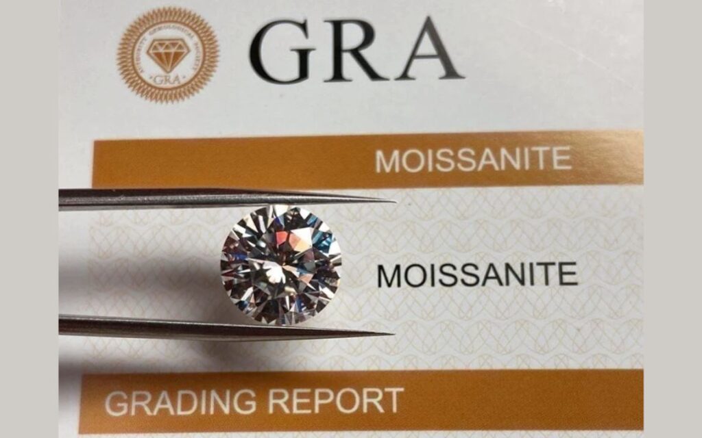 Thuật ngữ "kim cương GRA" thực chất dùng để chỉ Moissanite hoặc kim cương nhân tạo có giấy kiểm định từ GRA