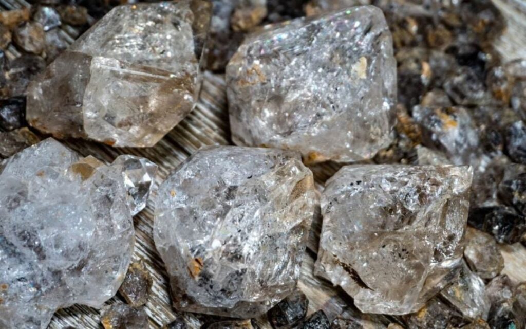 Herkimer Diamond được hình thành cách đây khoảng 500 triệu năm trong các hốc đá Dolomite tại hạt Herkimer, New York
