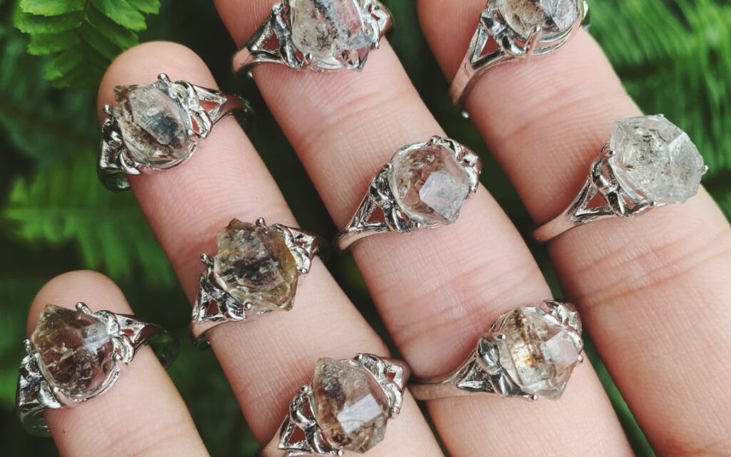 Herkimer Diamond giúp tăng trực giác, thanh lọc và khuếch đại năng lượng