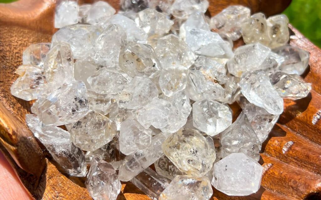 Giá trị Herkimer Diamond dựa vào: kích thước, độ trong, chất lượng 18 mặt tinh thể và độ độc đáo của tạp chất